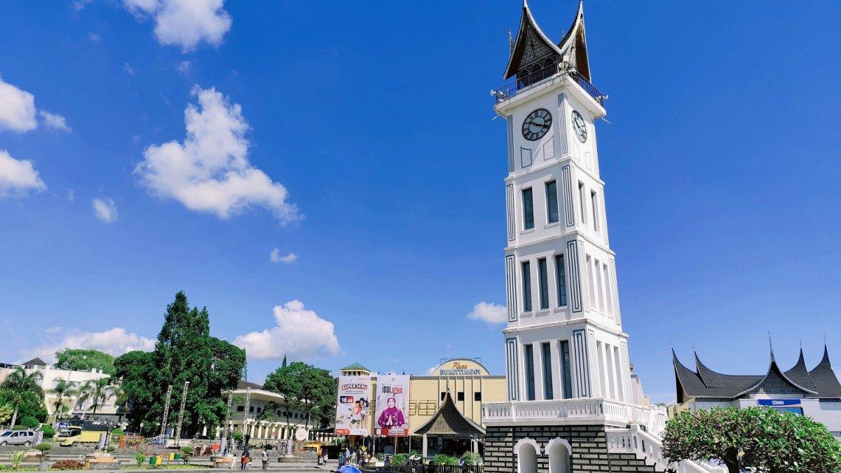 JAM GADANG BUKITTINGGI - Jam Gadang adalah ikon dari Bukittinggi, Sumatera Barat. Berikut itinerary Bukittinggi 3 hari 2 malam naik motor dari Padang.
