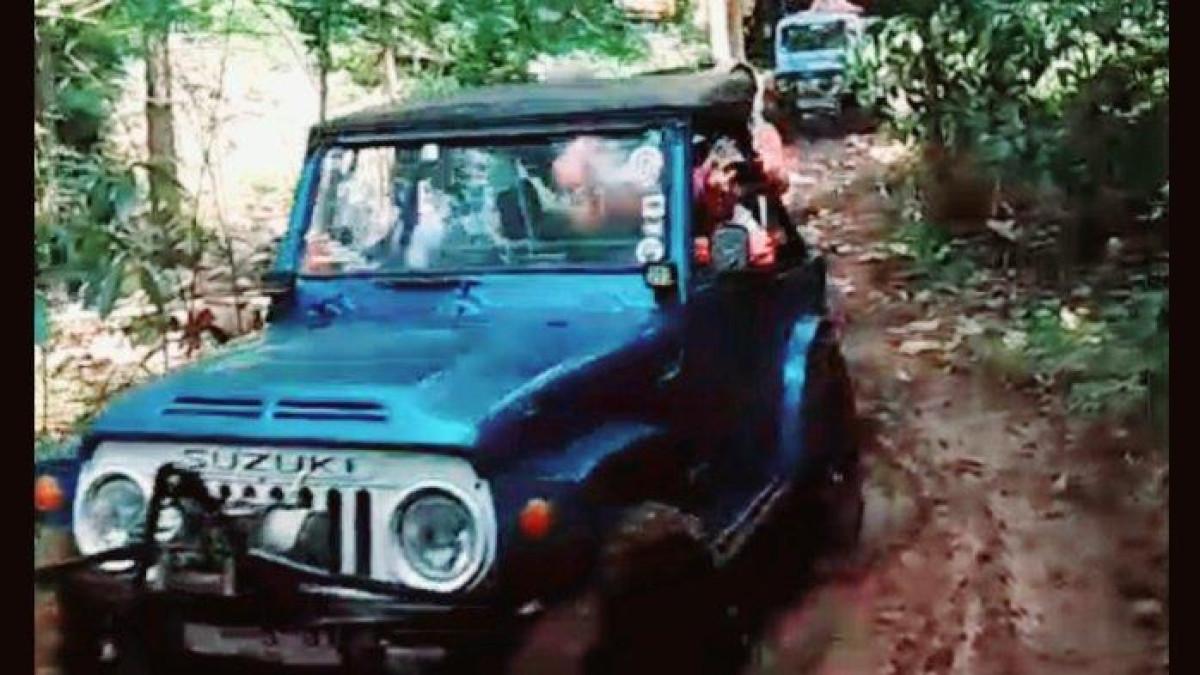 JEEP TOUR KADUELA. Keseruan wisatawan saat wisata Jeep Tour Kaduela di Kecamatan Pasawahan, Kabupaten Kuningan, Jawa Barat.