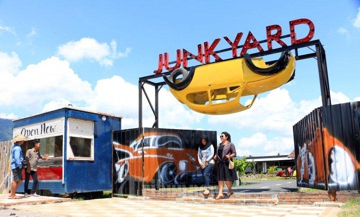Instagramable, Intip Koleksi Mobil Tua di JUNKYARD Garden & Dessert Borobudur, Magelang, Jawa Tengah