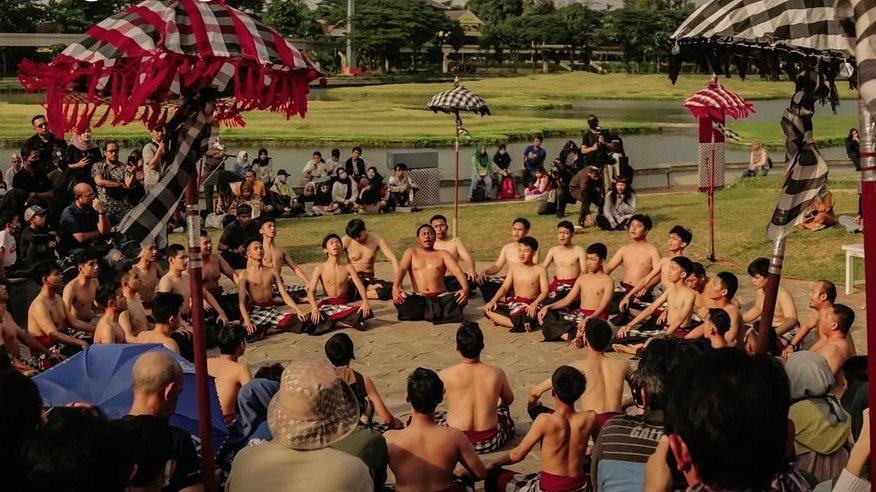 Pertunjukan tari kecak di Taman Mini Indonesia Indah atau TMII, Jakarta.