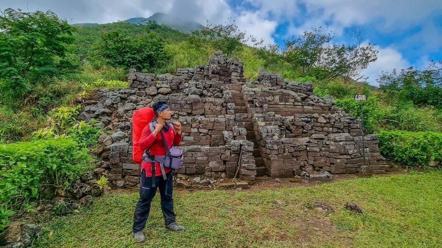 Jalur pendakian Gunung Penanggungan via Jolotundo yang melewati situs-situs arkeologi yang diperkirakan peninggalan era Majapahit.