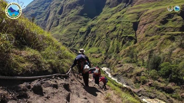 PENDAKIAN GUNUNG RINJANI - Jalur turun Gunung Rinjani via Torean yang ada di tepi jurang, Jumat (1/9/2023).