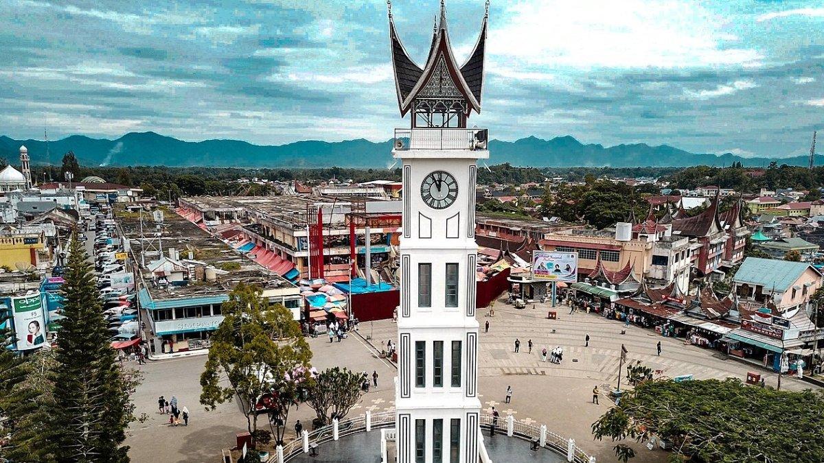 Jam Gadang, satu tempat wisata hits di Bukittinggi, Sumatera Barat.