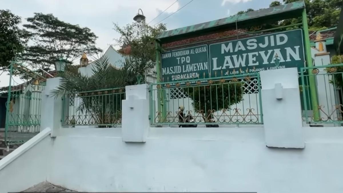Jelajahi Masjid Laweyan dan Kampung Batik, spot heritage yang cocok untuk foto instagramable.