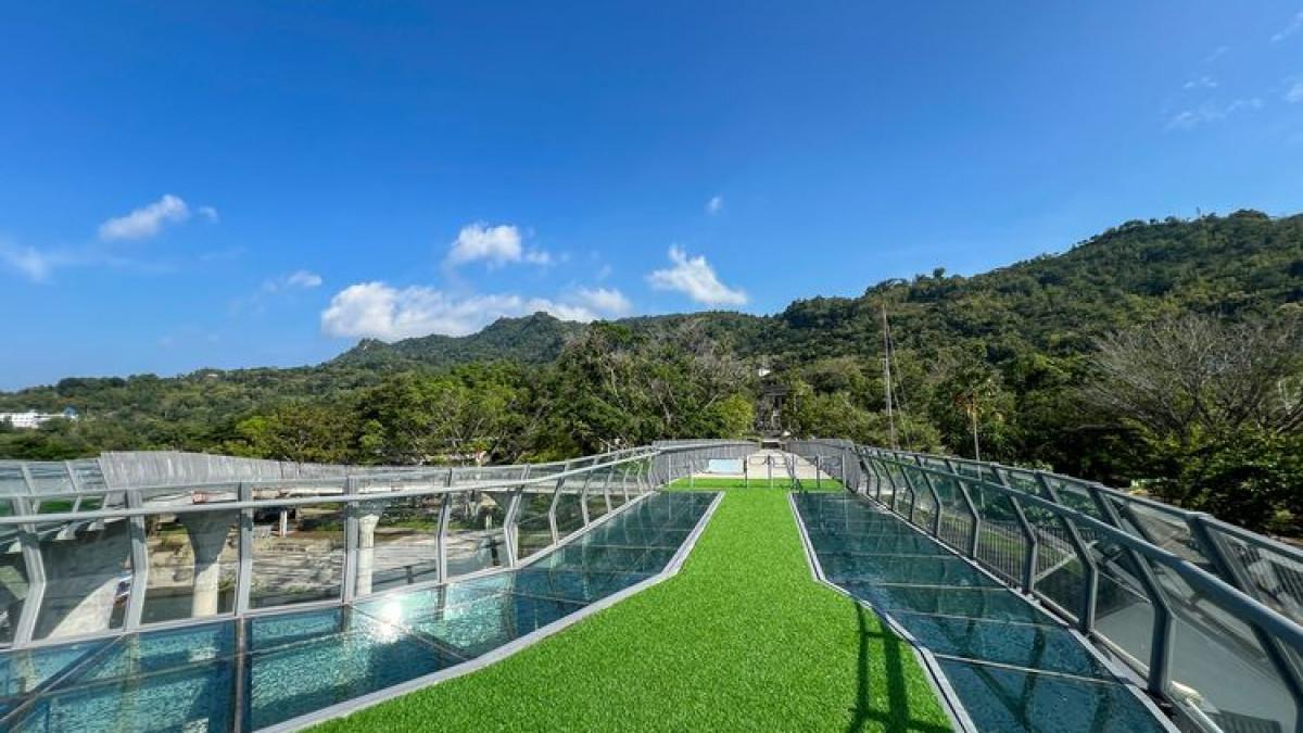 WADUK GAJAH MUNGKUR. Pesona Jembatan Kaca di Waduk Gajah Mungkur Wonogiri.