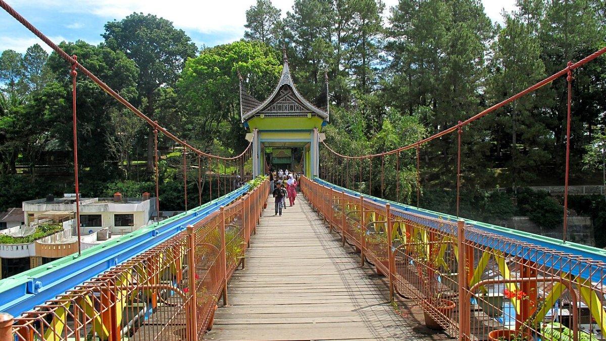 Jembatan Limpapeh, satu tempat wisata di Bukittinggi, Sumatera Barat