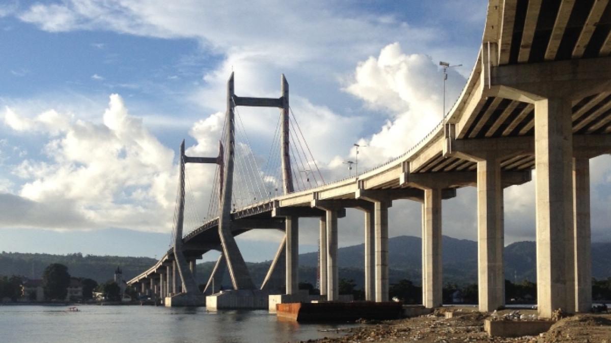 Jembatan Merah Putih, wisata ikonik di Ambon, Maluku.