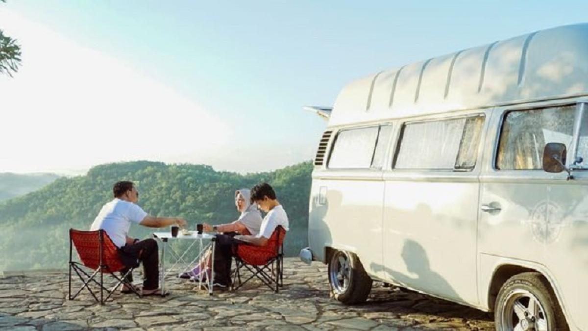 Jogja Camper Van, satu tempat glamping terbaik di Jogja yang bisa kamu coba.