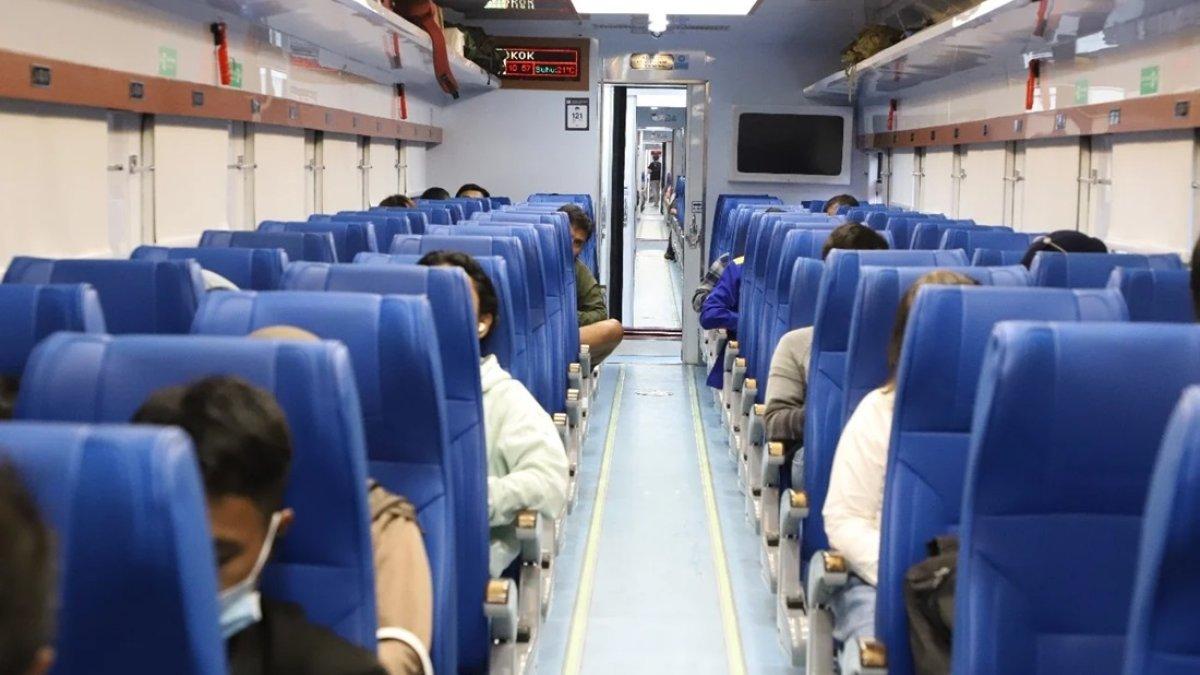Suasana penumpang Kereta Banyubiru dari Solo ke Semarang.
