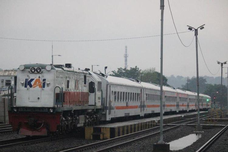 Ilustrasi kereta api Sri Tanjung rute Madiun-Surabaya.