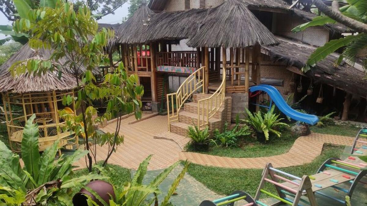 Restoran alam yang menyajikan makanan dan pemandangan menarik di resto Kampoeng Koneng, Sentul, Bogor, Jawa Barat.