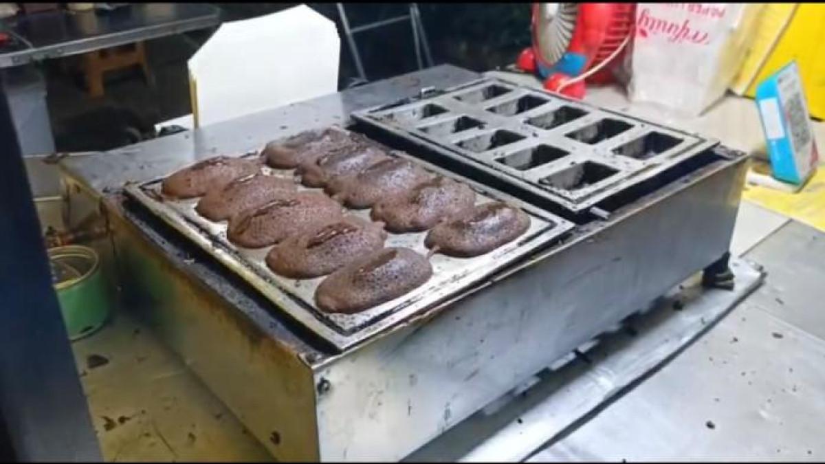 KUE BALOK- Potret kue balok cokelat di Jalan Kemanggisan Raya nomor 39A, Jakarta Barat.