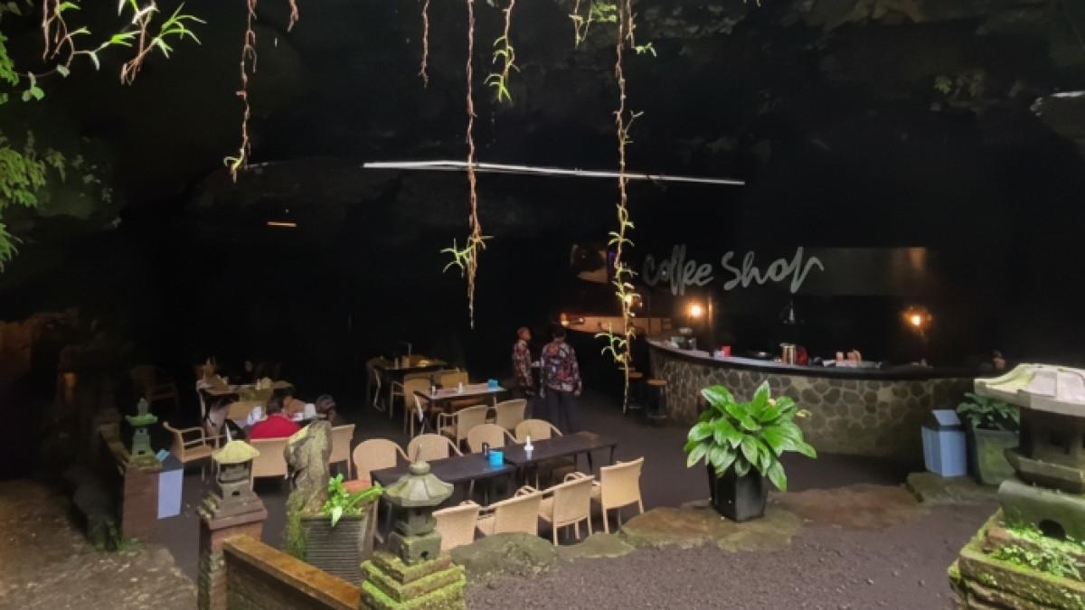 Kafe di dalam area wisata Goa Lawa Purbalingga, Jawa Tengah.