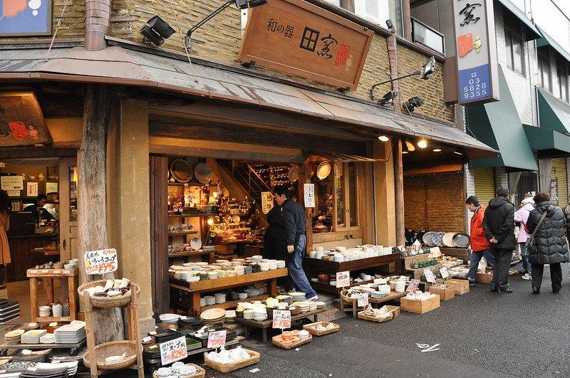 Asakusa, satu distrik belanja terbaik di Tokyo Jepang yang wajib masuk itinerary.