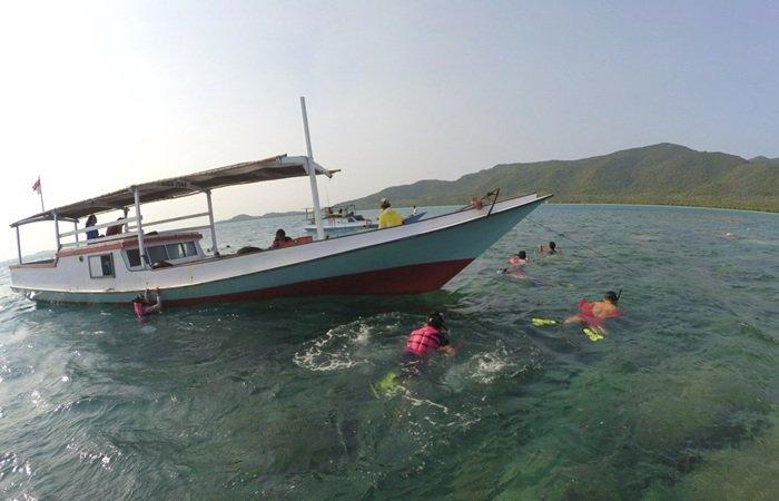 WISATA KARIMUNJAWA - Seorang wisatawan tengah menikmati keindahan pantai di Karimunjawa, Jepara, Jawa Tengah, Selasa (25/2/2025). 
