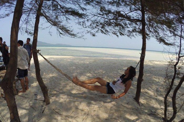 WISATA KARIMUNJAWA - Seorang wisatawan tengah menikmati keindahan pantai di Karimunjawa, Jepara, Jawa Tengah, Selasa (25/2/2025). 