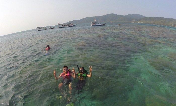 WISATA KARIMUNJAWA - Wisatawan tengah menikmati aktivitas snorkeling di Karimunjawa, Jepara, Jawa Tengah, Selasa (25/2/2025). 