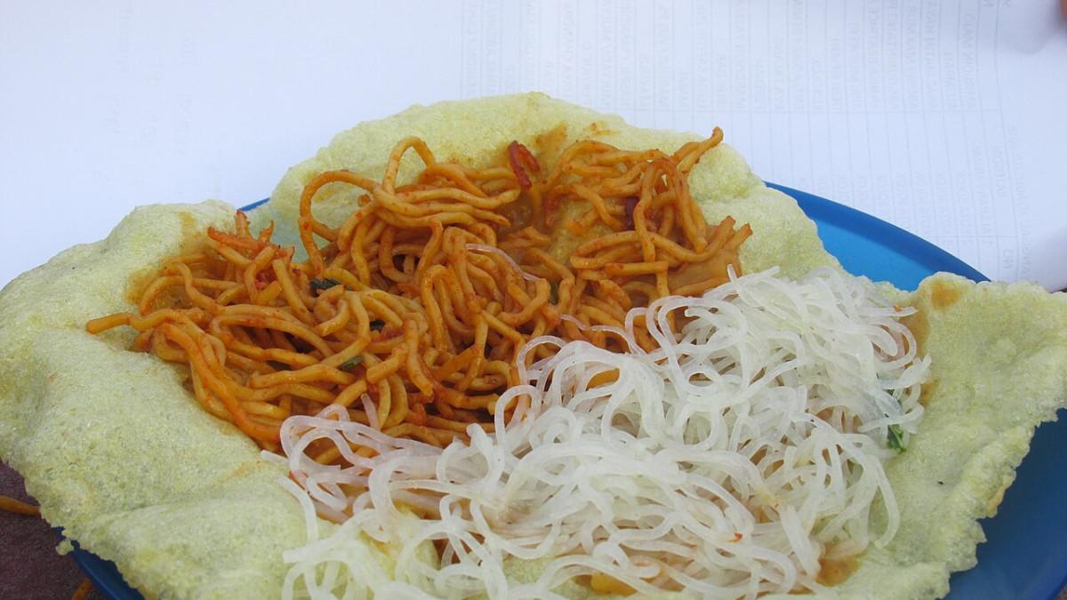 Karupuak kuah adalah satu kuliner legendaris di Padang Sumatera Barat.