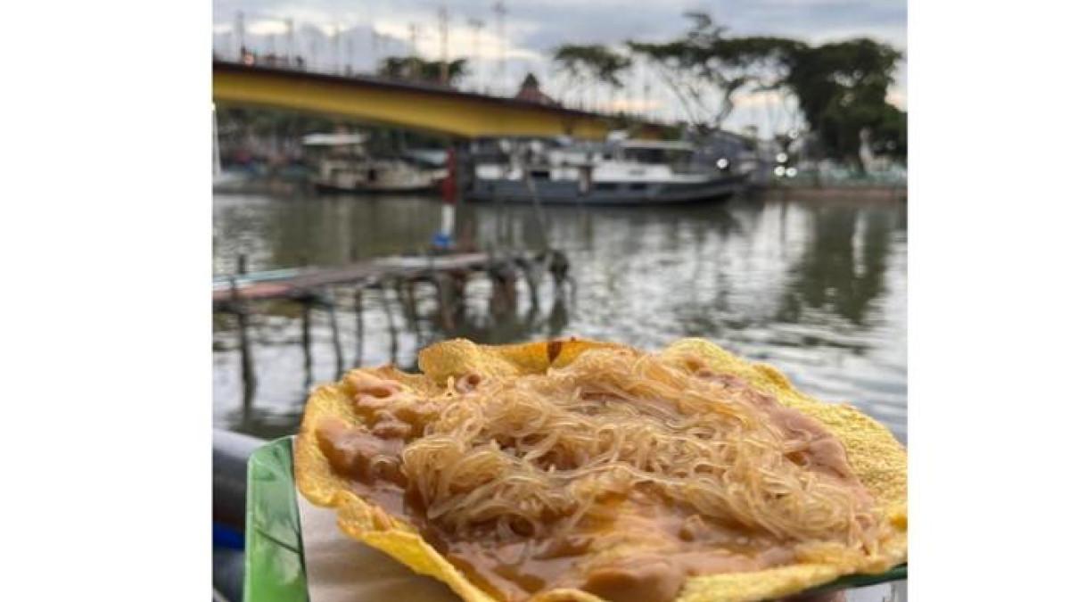KARUPUAN KUAH -- Karupuak kuah atau dalam lidah banyak orang, dikenal juga sebagai kerupuk bihun kuah sate. Sekilas tampilannya sederhana. Sepiring kerupuk singkong lebar, disiram kuah sate Padang yang kental dan pedas, lalu ditaburi bihun goreng