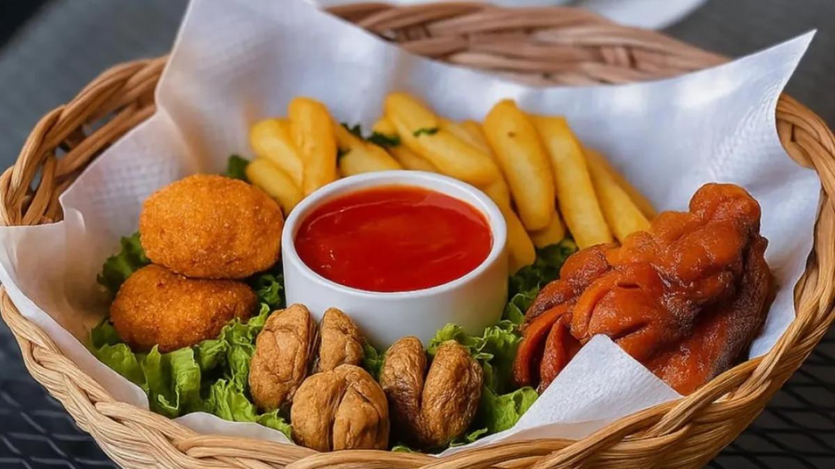 Kateko Surabaya, satu tempat makan dekat Stasiun Gubeng Surabaya yang buka sampai malam.