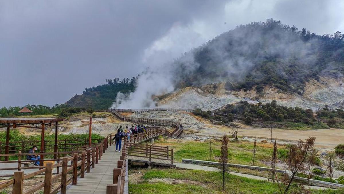 KAWAH SIKIDANG - Suasana di Kawah Sikidang.