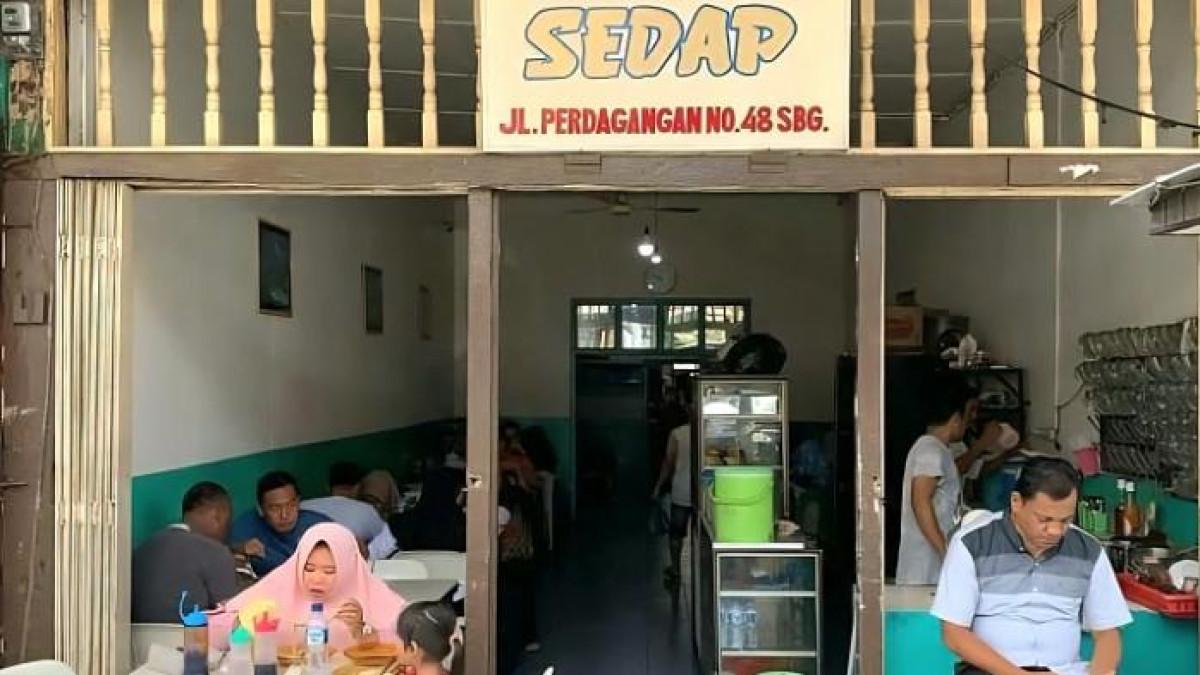 KEDAI MIE SEDAP - Kedai Mie Sedap yang tampak ramai dikunjungi pelanggan. Inilah suasana kedai pada masa lalu, sebelum akhirnya pindah ke lokasi baru tepat di sebelah Warkop Aci Rasa.