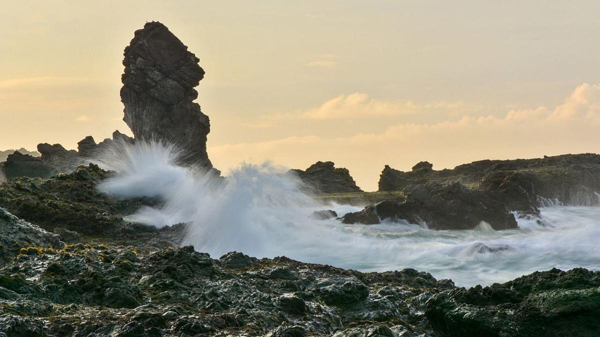 Keindahan alam dan bebatuan Pantai Siung cocok untuk liburan bareng keluarga
