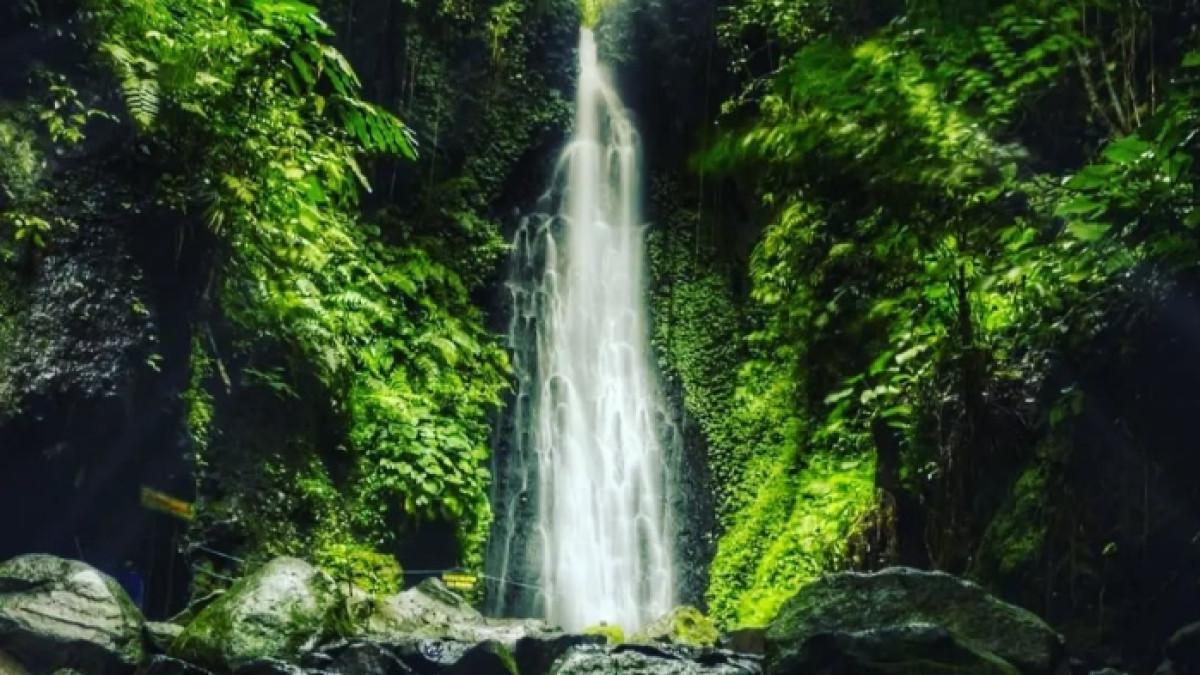 Keindahan alam Air Terjun Srambang Park di Ngawi, Jawa Timur.