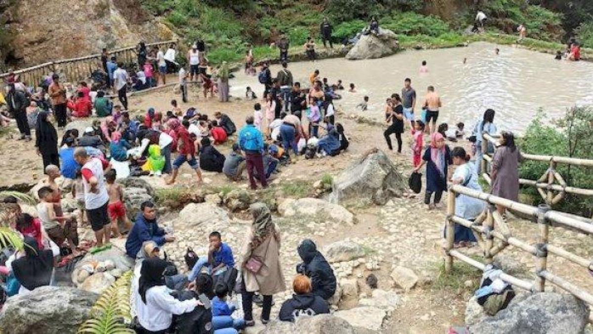Keramaian pengunjung di Kawah Rengganis, Desa Patengan, Kecamatan Rancabali, Kabupaten Bandung, Jawa Barat