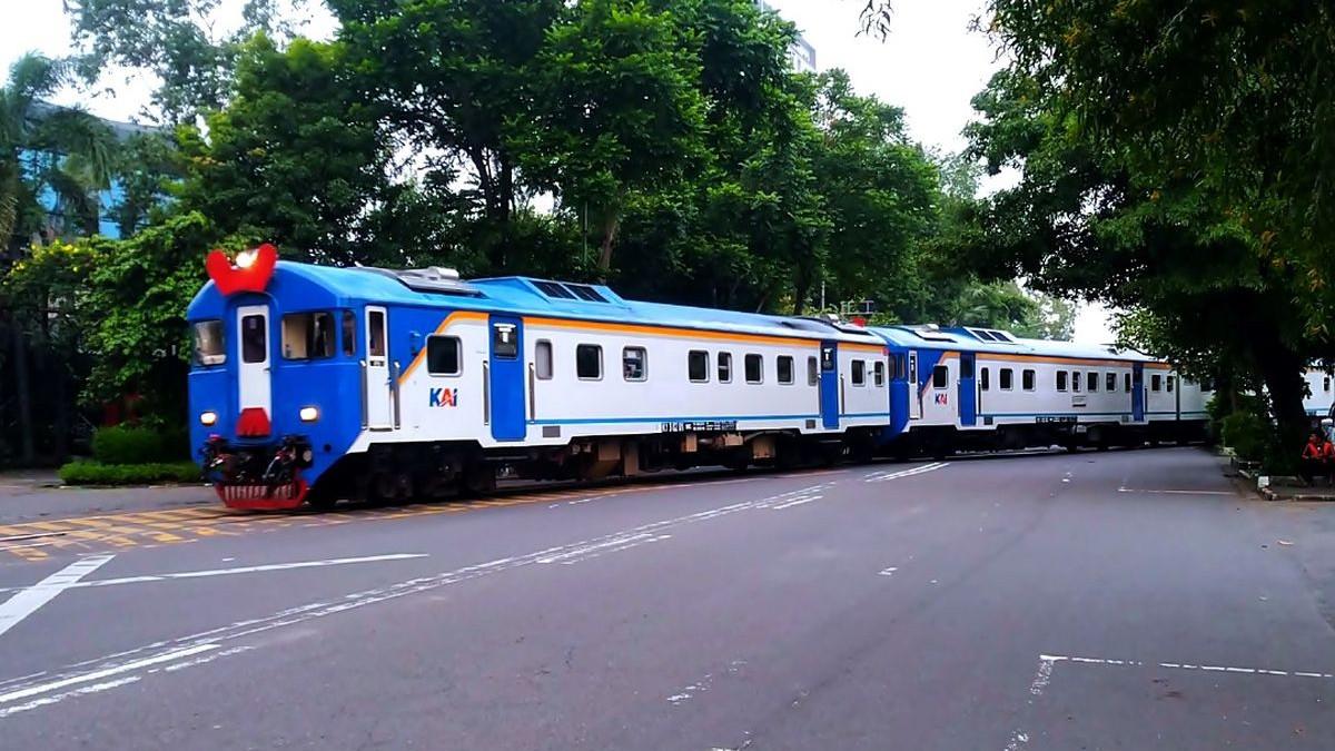 Kereta Api (KA) Batara Kresna relasi Purwosari-Wonogiri PP dengan desain baru.