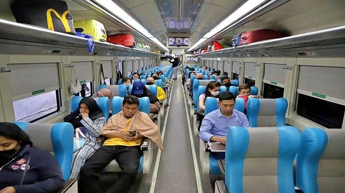Ilustrasi suasana penumpang kereta api rute Stasiun Gambir Jakarta menuju Stasiun Gubeng Surabaya.