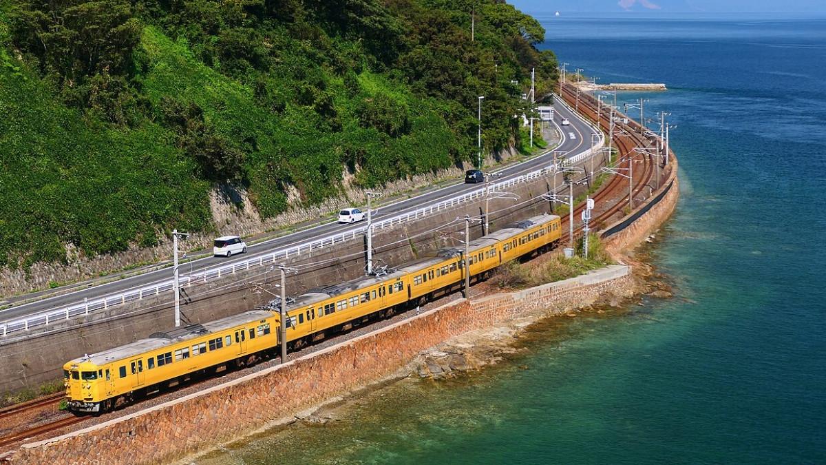 Kereta JR Sanyo Line dari Hiroshima Station ke stasiun Miyajimaguchi.
