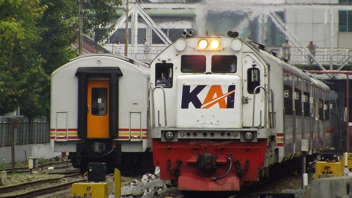 Kereta Sribilah Utama yang sedang melaju dari Asahan ke Medan.