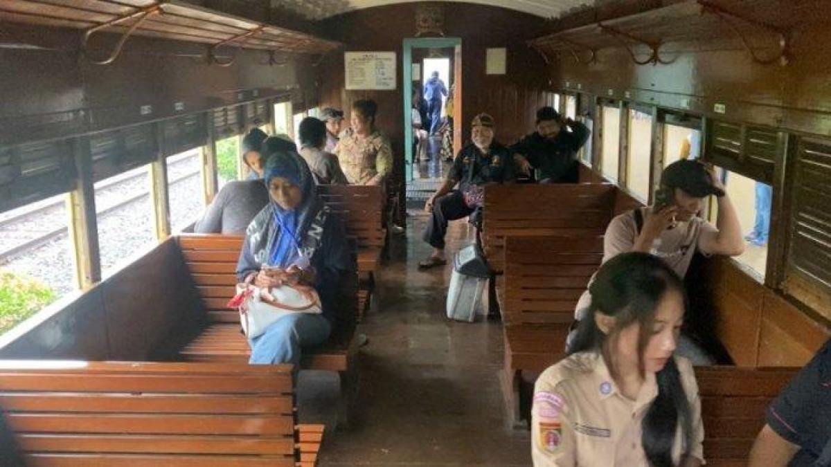 BERNUANSA JADUL - Suasana perjalanan wisata di dalam kereta kayu zaman kolonial Belanda yang kembali dioperasikan PT KAI Wisata dengan rute Ambarawa-Tuntang. Nuansa jadul semakin terasa dengan tempat duduk, lantai, atap, serta jendela yang semuanya berbahan kayu.