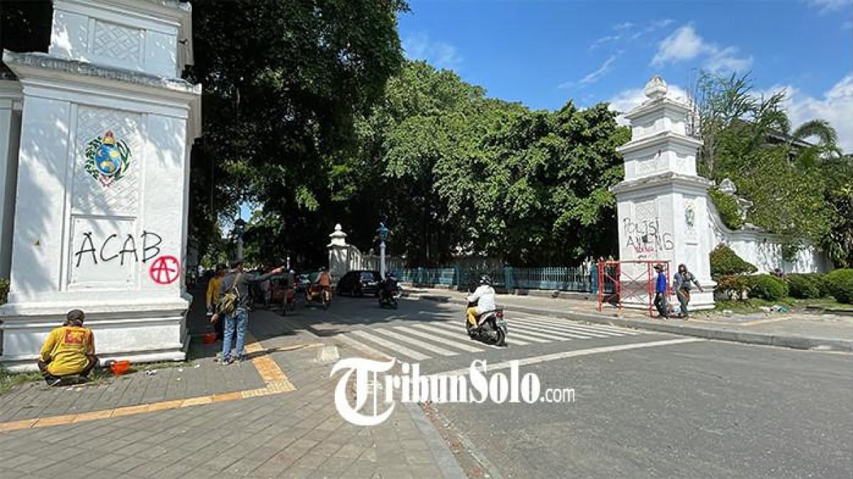 CAGAR BUDAYA KENA VANDALISME. Kericuhan yang terjadi di kawasan Gladak, Kota Solo, Jumat (29/8/2025) malam.