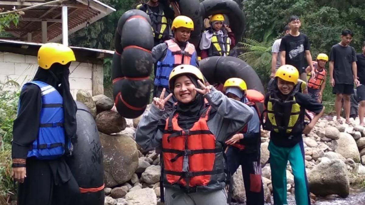 Keseruan wisatawan nyobain River Tubing Muslim Karanganyar, Jawa Tengah.