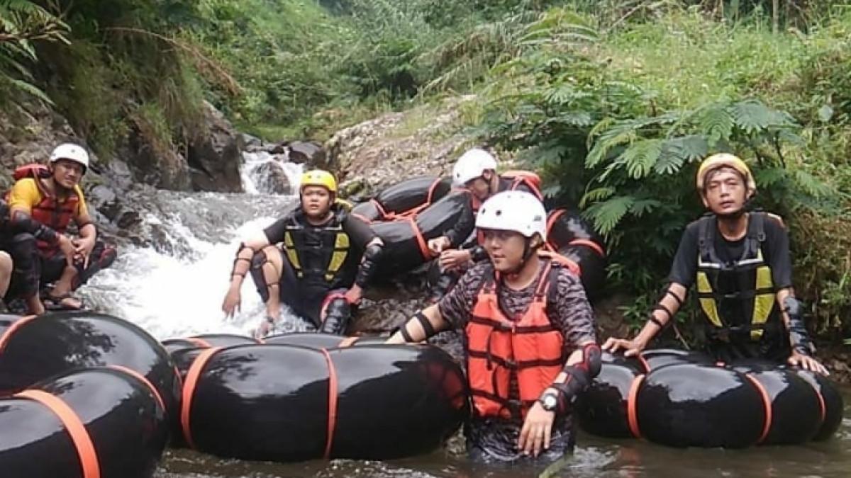 Keseruan wisatawan nyobain River Tubing Muslim Karanganyar, Jawa Tengah.