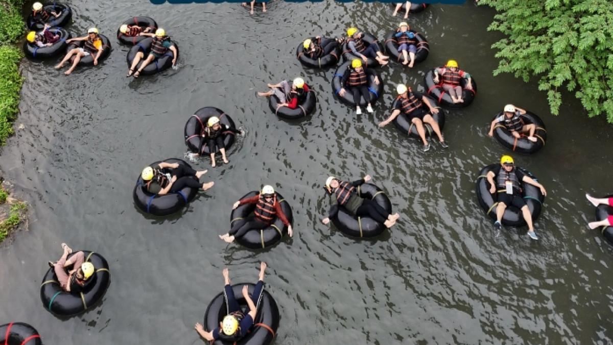 Keseruan wisatawan river tubing di New Rivermoon Kecamatan Polanharjo, Kabupaten Klaten, Jawa Tengah.
