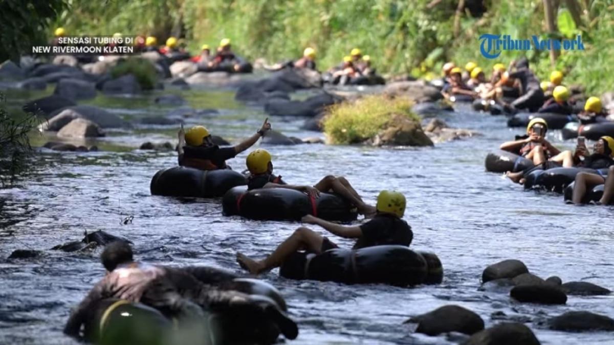 Keseruan wisatawan river tubing di New Rivermoon Klaten, Jawa Tengah.
