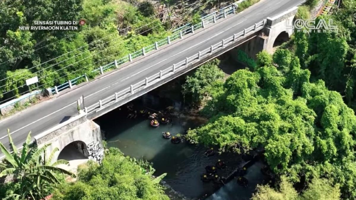 Keseruan wisatawan river tubing di New Rivermoon Klaten, Jawa Tengah.