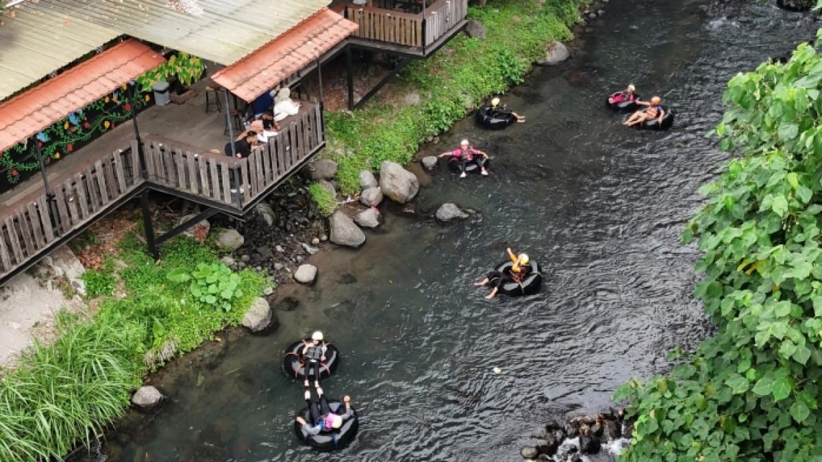 Keseruan wisatawan river tubing di New Rivermoon Kecamatan Polanharjo, Kabupaten Klaten, Jawa Tengah.