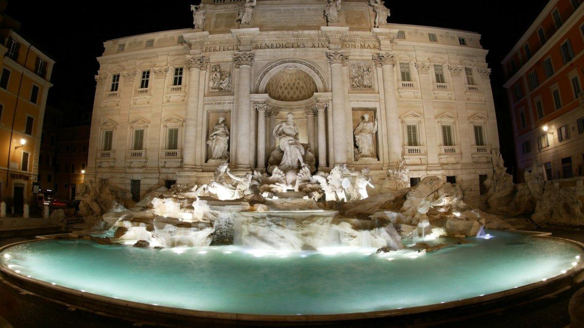 Air Mancur Trevi, ikon di Roma, Italia yang mencuri perhatian.