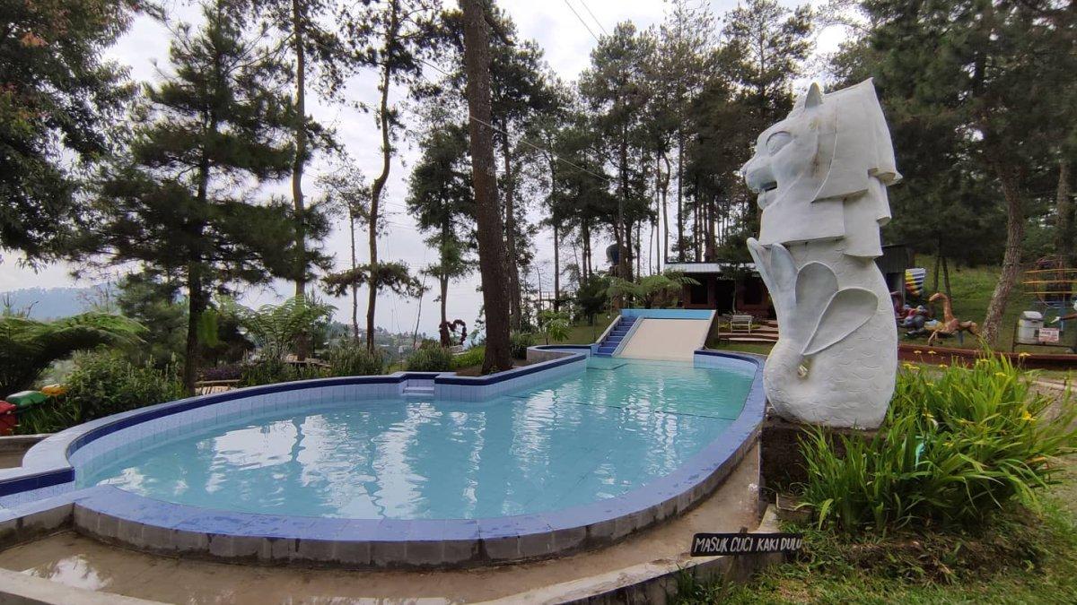 Kolam renang, satu daya tarik Tenggir Park di Karanganyar Jawa Tengah.