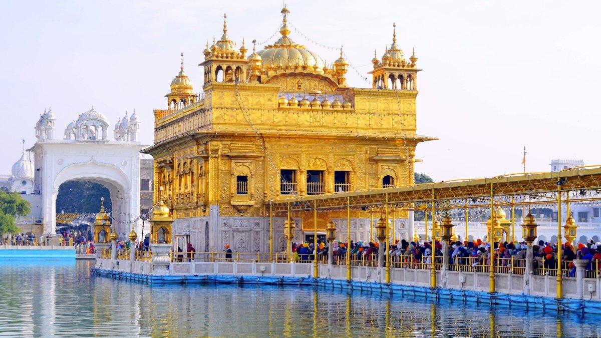 Kuil Emas Amritsar, satu tempat wisata terbaik di India yang bisa kamu kunjungi.