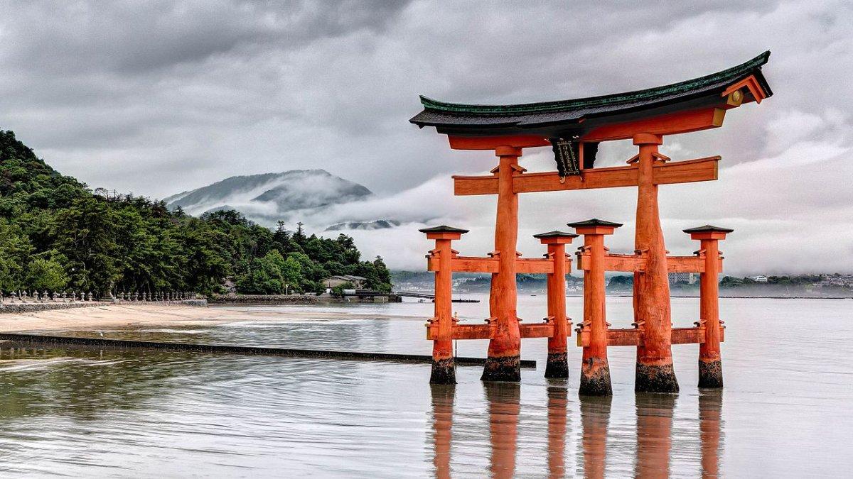 Kuil Itsukushima, satu tempat wisata hits di Hiroshima Jepang.