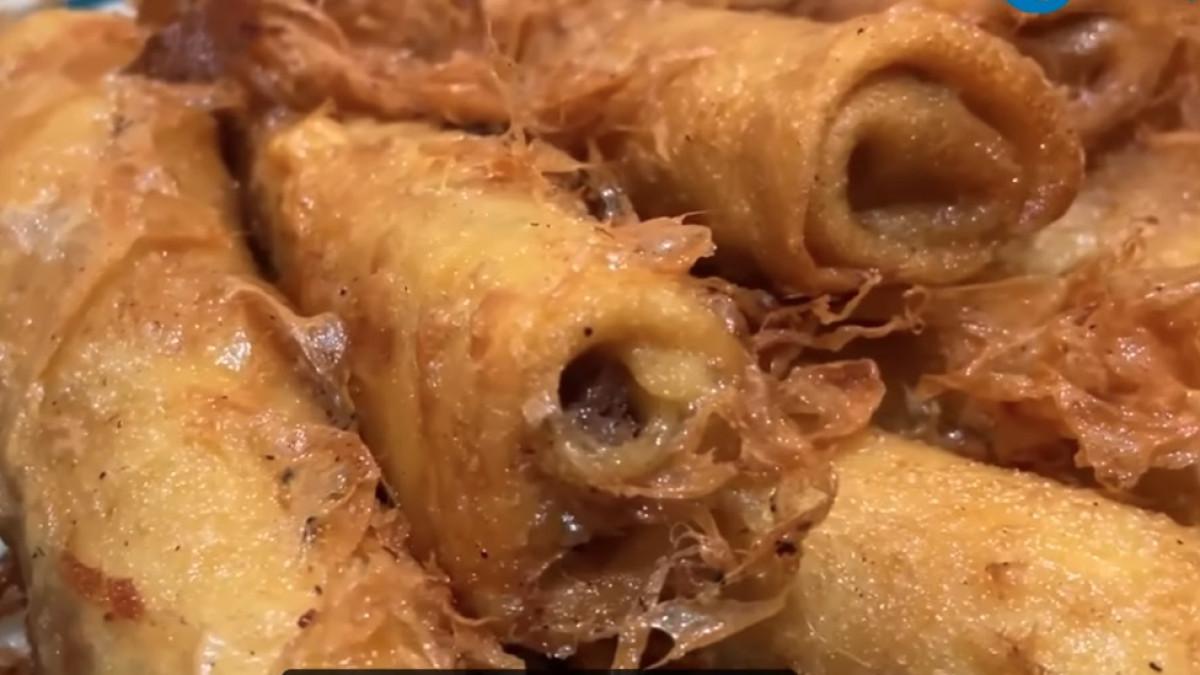 Kunjungi Sosis Solo Putu Mbah Bedug untuk mencicipi Sosis Beduk, kuliner legendaris sejak tahun 1960-an. 