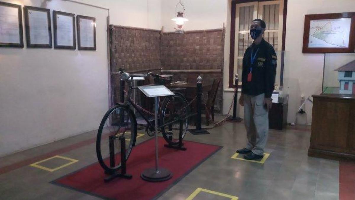 Kurator Museum Sandi Jogja saat menunjukkan prokes ditandai dengan simbol persegi berwarna kuning.