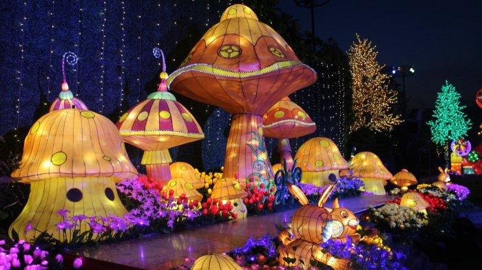 Lampion Jamur di Malang Night Paradise Kota Malang, Jawa Timur.