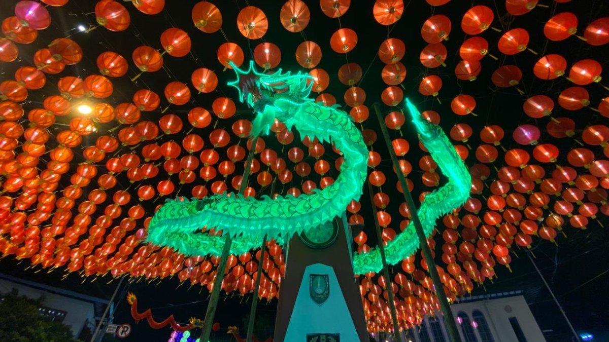 Nuansa sekitar Pasar Gede dan Balai Kota Solo, Jawa Tengah makin gemerlap dengan jejeran lampion yang menyala, Jumat (2/2/2024). Menyambut Imlek, diselenggarakan Grebeg Sudiro 2024 dengan rangkaian acara meriah.