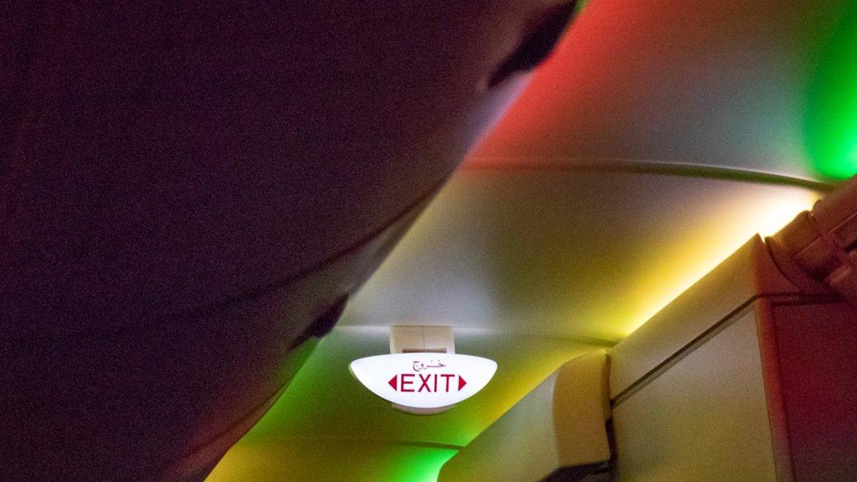 Lampu penanda pintu darurat di dalam kabin pesawat menjadi petunjuk penting saat evakuasi darurat.